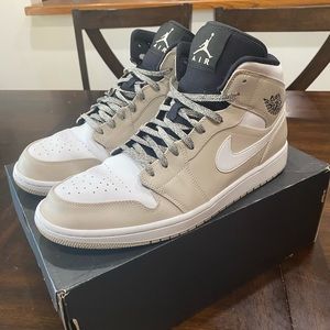 Jordan 1 mid Desert Sand